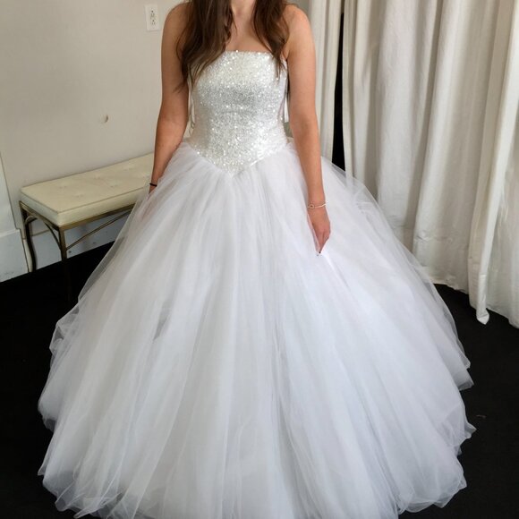 Oleg Cassini wedding dress - Princess style, drop waist - Cu099 - size 2 - Picture 2 of 6